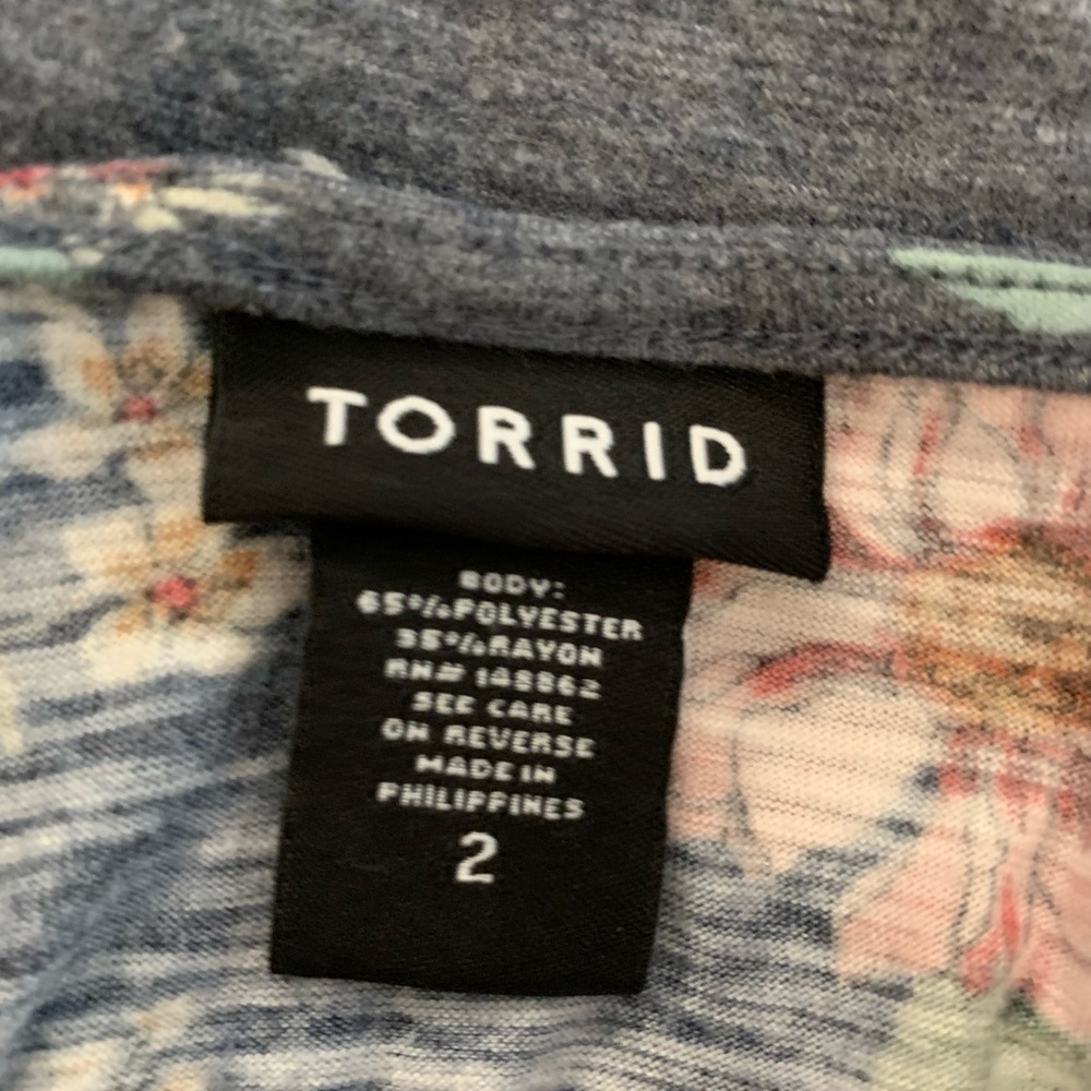 Torrid, Gray Floral Top. Slit up the back - Picture 2 of 4
